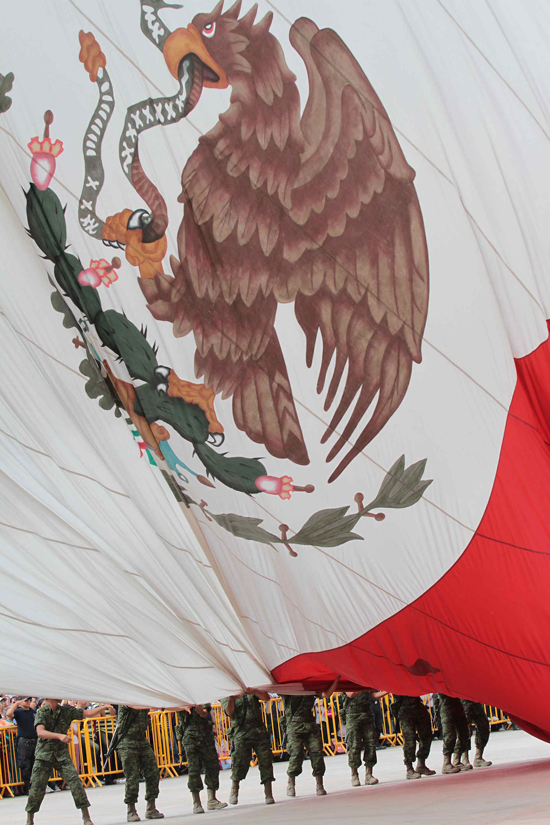 Realizan Izamiento de la Bandera Monumental en Torreón