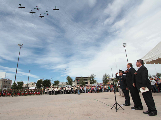 Realizan Izamiento de la Bandera Monumental en Torreón