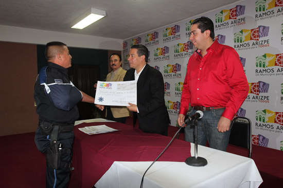 Reconocen a policías destacados en Ramos Arizpe 