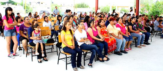 Asiste presidenta del DIF Esther Talamás de Pérez a festejos por “Día de la Madre” en centros educativos