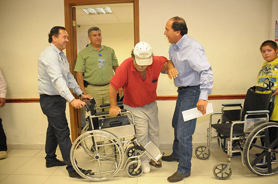 Dona el Alcalde una silla de ruedas para Don Enrique