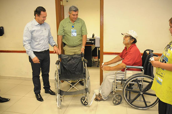 Dona el Alcalde una silla de ruedas para Don Enrique