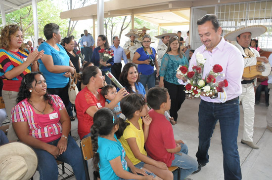 El Alcalde y su esposa felicitan a mamás en su día en diferentes escuelas de la ciudad 