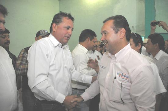 Emociona al Alcalde Licenciado Gerardo García Castillo convivir con obreros en toma de protesta de Ismael Leija 