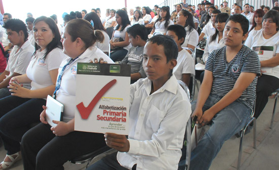 Entregan certificados de educación básica a estudiantes del INEA 