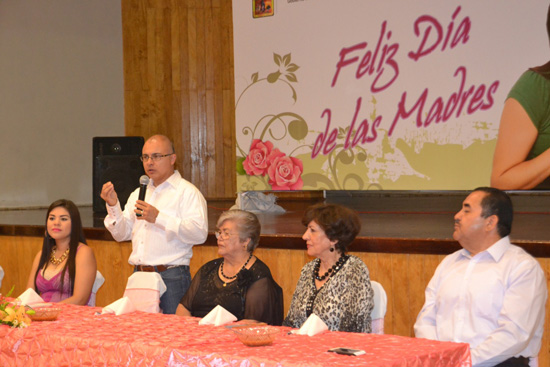Festeja César Gutiérrez a las mamás empleadas del municipio 