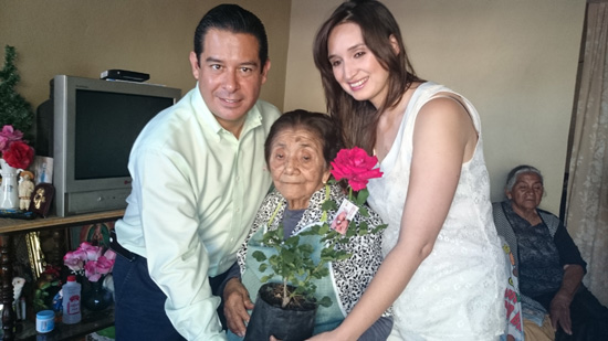 Festeja Ricardo Aguirre Día de las Madres con entrega de rosales 