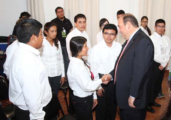 Firma gobernador acuerdo con Fundación Azteca 