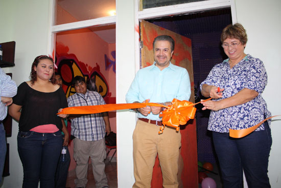 Inaugura el alcalde Evaristo Lenin Pérez cabina de grabación en Casa de la Cultura