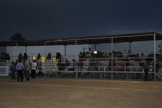 Inauguran techo de tribunas y liga de softbol nocturno 