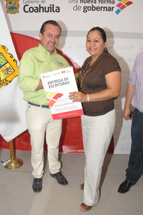 Preside Alcalde Licenciado Gerardo García Castillo entrega de Escrituras a monclovenses 