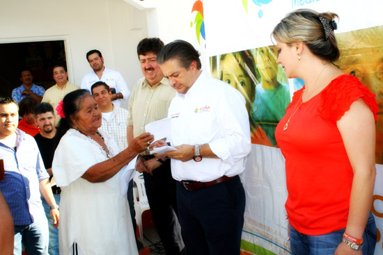 REALIZA ALCALDE EVARISTO LENIN PÉREZ INAUGURACIÓN DE QUINTA “FARMACIA DE UNIDAD” EN 2014.