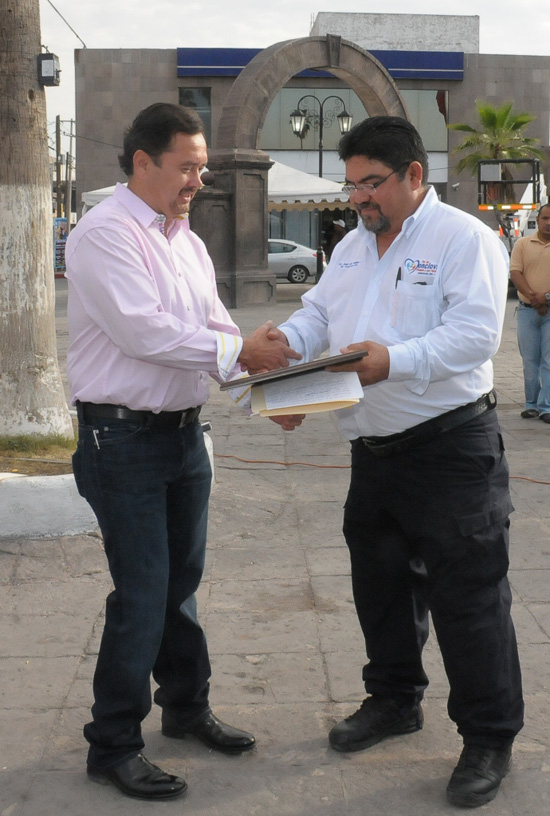 Recibe el Alcalde Gerardo García reconocimiento de Bomberos y Protección Civil 