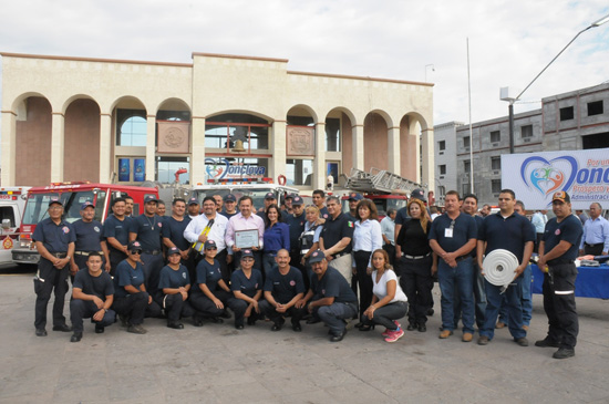 Recibe el Alcalde Gerardo García reconocimiento de Bomberos y Protección Civil 