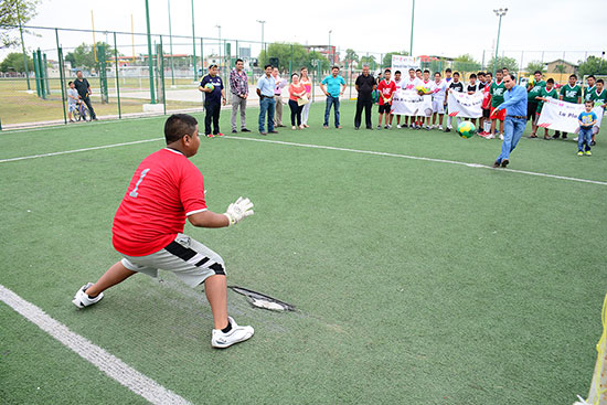 Reconoce municipio con deporte a jóvenes que estudian y trabajan