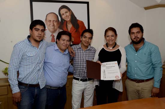 Rubén Moreira cumple compromiso con estudiantes de la Facultad de Derecho de Torreón 