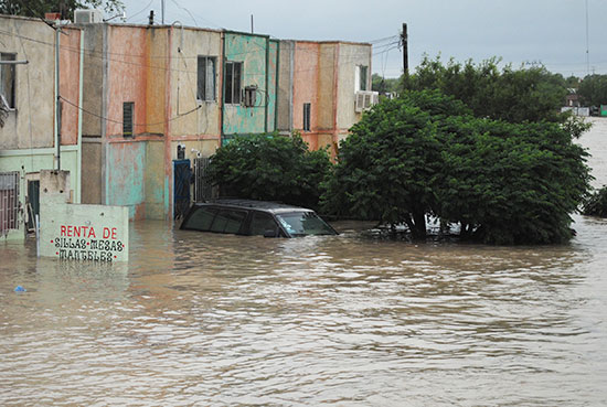 Atentos el gobernador Rubén Moreira y el alcalde Evaristo Lenin para  proteger a familias de daños por la inundación en Acuña