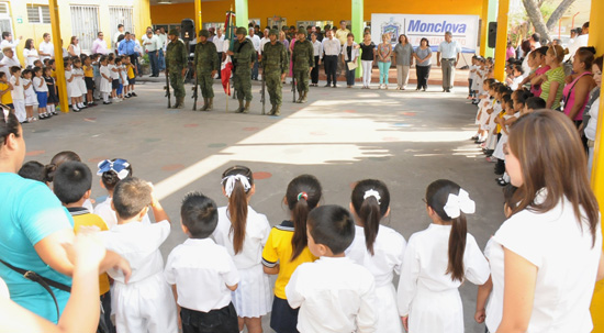 Elogian el civismo de alumnos del Jardín de Niños Adolfo López Mateos 