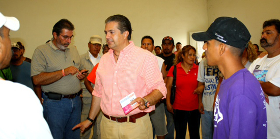 Entrega el alcalde Evaristo Lenin Pérez colchones a damnificados por inundación 