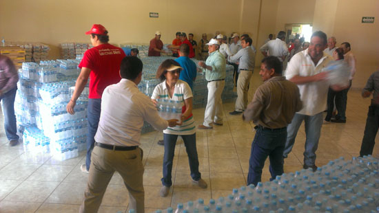 Representantes del Congreso y el Senado entregan donativo en Acuña
