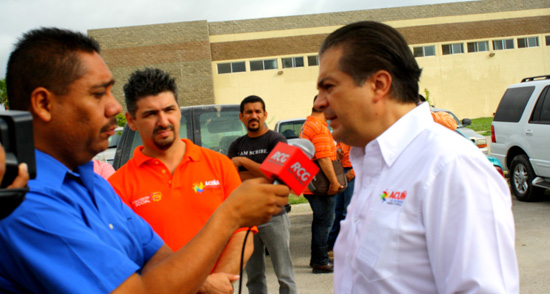 Visita alcalde Lenin Pérez a damnificados y recorre zona afectada por inundación 