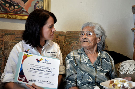 Celebra DIF Saltillo los 104 años de doña Enriqueta 