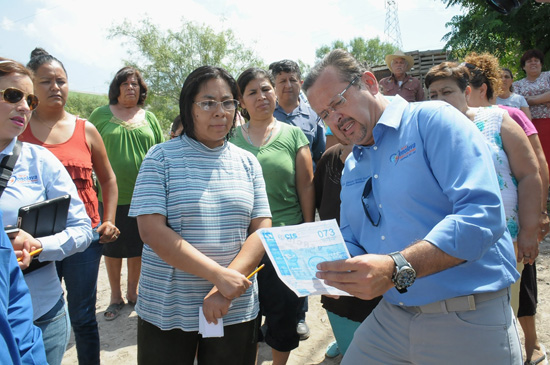 Piden auxilio en el Fraccionamiento Villarreal, Alcalde los atiende de inmediato 