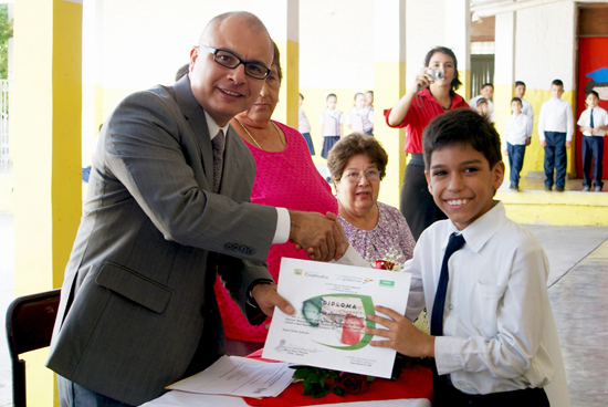 Preside César Gutiérrez entrega de reconocimientos a maestros y alumnos 