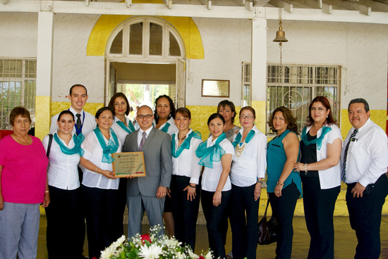 Preside César Gutiérrez entrega de reconocimientos a maestros y alumnos 