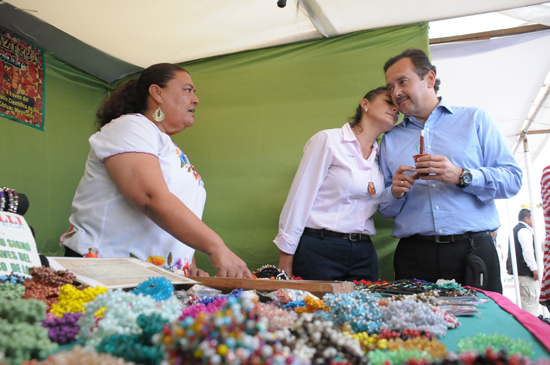 Recorren Alcalde y su esposa la muestra gastronómica y textil sureña que está en la plaza principal 