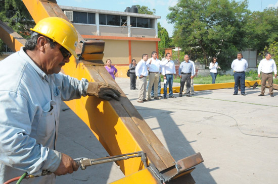 Supervisa Alcalde retiro de techo estructural derribado de la Escuela Sarita Múzquiz 