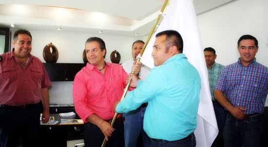 Abandera el alcalde Evaristo Lenin Pérez a delegación de “Pesca de Orilla” 