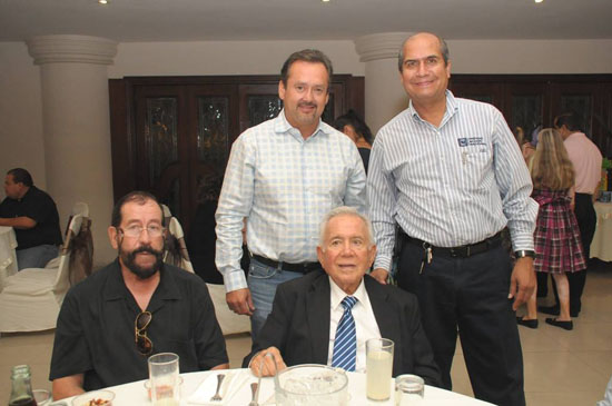 Acompaña el Alcalde Licenciado Gerardo García al ex Alcalde Carlos Páez en su festejo 
