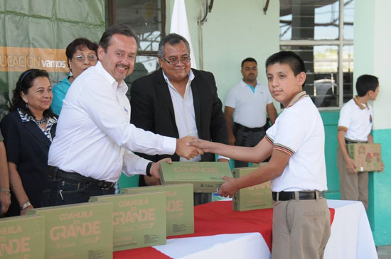 Agradece Alcalde al Gobernador apoyo en entrega de útiles escolares a monclovenses 