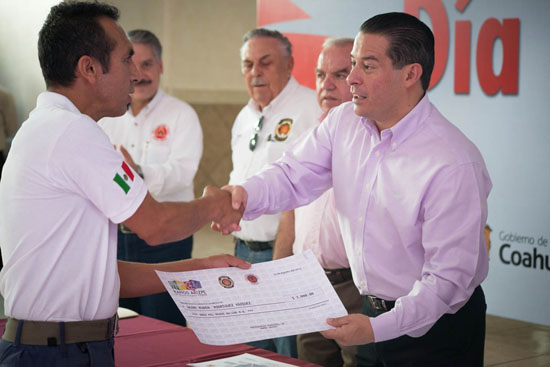 Alcalde Ricardo Aguirre entrega apoyos a los bomberos en su día 