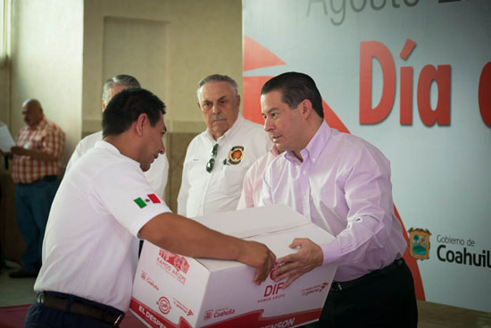 Alcalde Ricardo Aguirre entrega apoyos a los bomberos en su día 