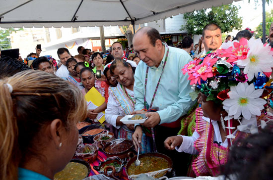Asiste gobernador a procesión Mazahua en honor a Santa Rosa de Lima 