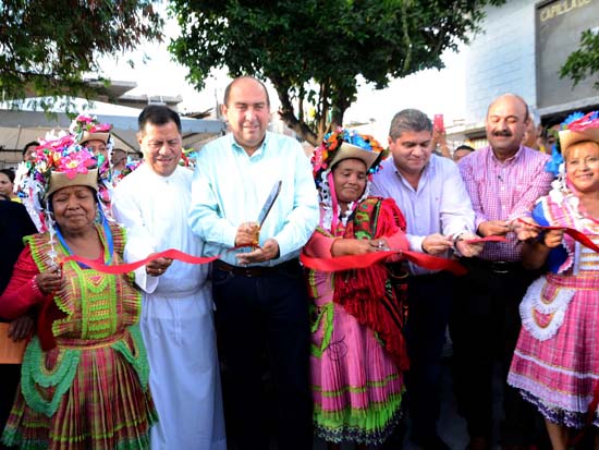 Asiste gobernador a procesión Mazahua en honor a Santa Rosa de Lima 
