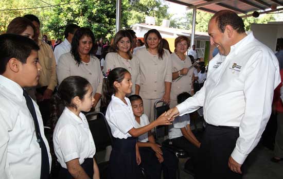 Encabeza Rubén Moreira entrega de 80 mil paquetes de útiles y 5 mil uniformes y zapatos escolares 