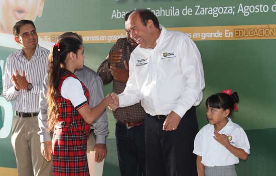 Encabeza Rubén Moreira entrega de 80 mil paquetes de útiles y 5 mil uniformes y zapatos escolares 