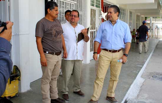 Revisa alcalde Evaristo Lenin Pérez avance de obras en diferentes escuelas del municipio 
