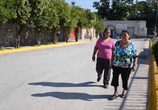 Saltillenses se benefician con pavimento en la Colonia Leandro Valle 