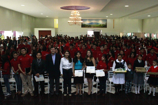 Toma de protesta a 416 líderes para la educación comunitaria en Tlaxcala 
