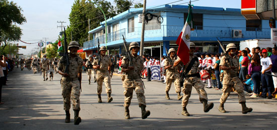Conmemora gobierno de unidad 204 Aniversario de la Independencia con desfile cívico-militar 