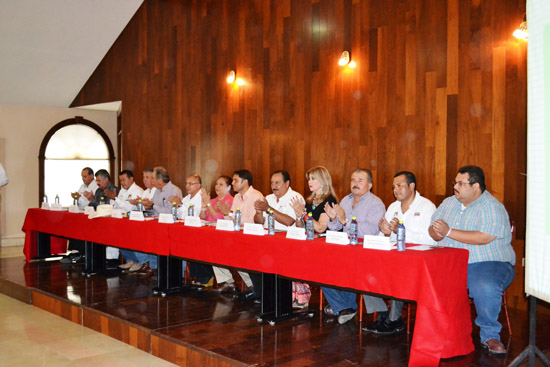 El primer priista de San Juan de Sabinas, Cesar Gutiérrez, encabezo la lectura de la glosa de resultados del segundo informe del presidente Enrique Peña Nieto.