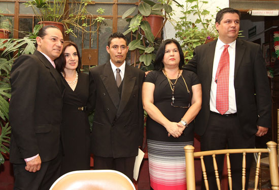Felicita gobernador Rubén Moreira a contrayentes de primer matrimonio igualitario efectuado en Coahuila 