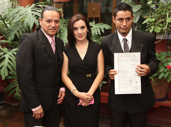 Felicita gobernador Rubén Moreira a contrayentes de primer matrimonio igualitario efectuado en Coahuila 