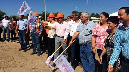 Inicia el alcalde Evaristo Lenin Pérez construcción de parque “Poli-Deportivo” en Acuña 
