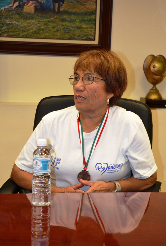 Recibe alcalde y primera dama a los adultos mayores participantes de los juegos nacionales 