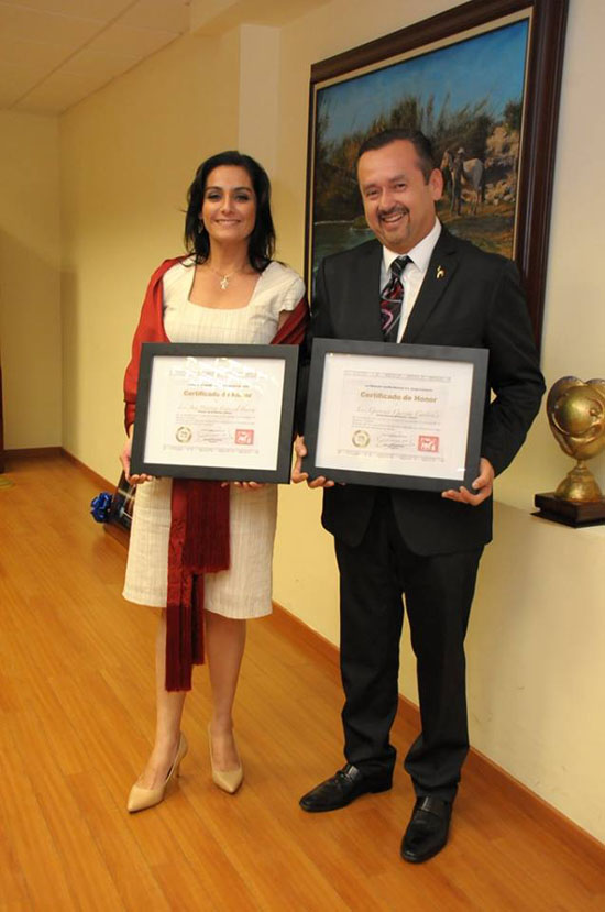 Reciben Alcalde y su esposa reconocimientos por la Federación Canófila Mexicana A.C. 